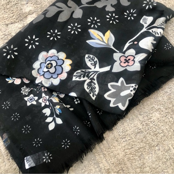 NWT $40 Vera Bradley Soft Fringe Scarf Black Floral - Picture 1 of 9